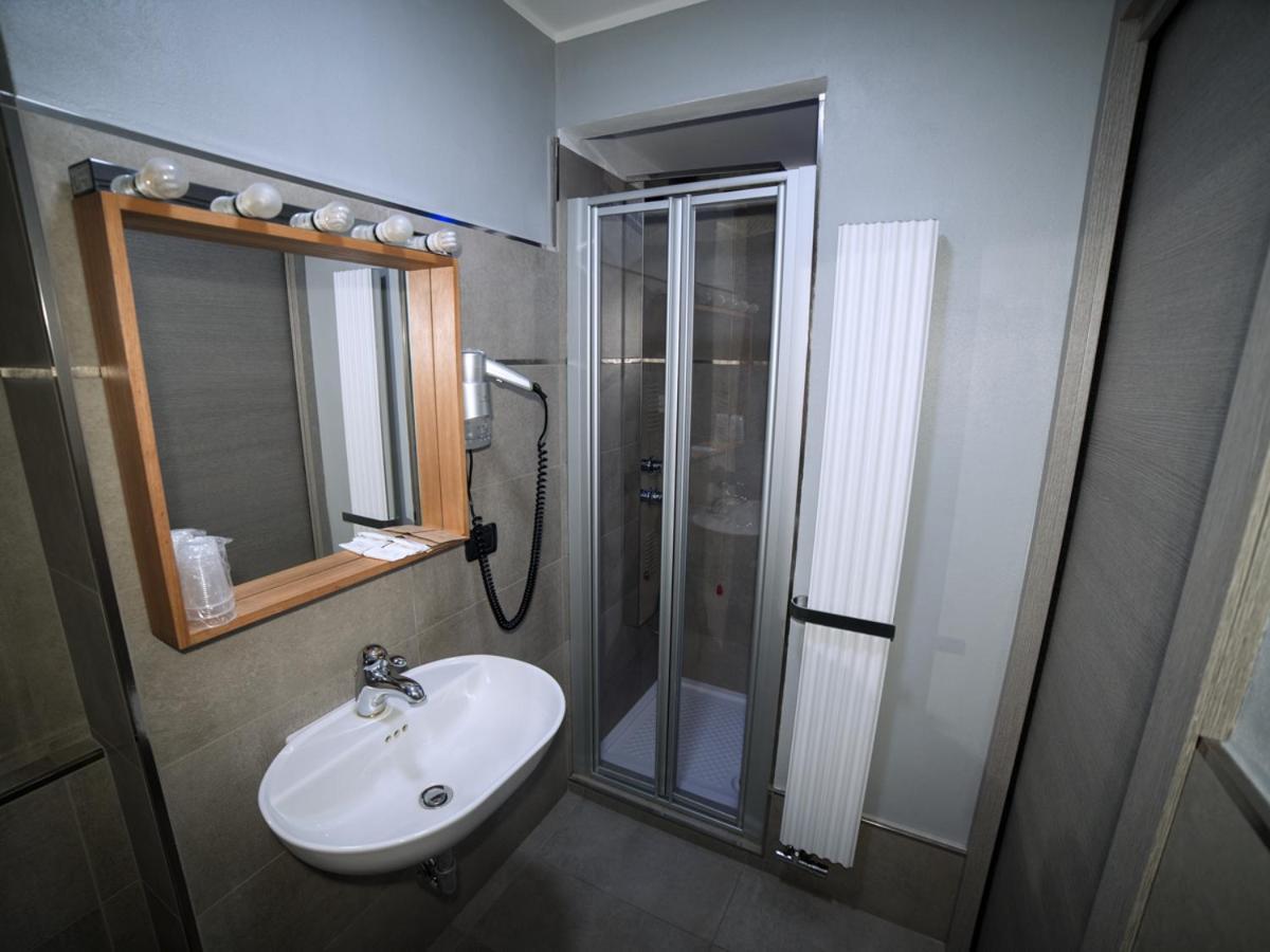 Hotel & Apartments Rinaldo Borgomanero Ngoại thất bức ảnh