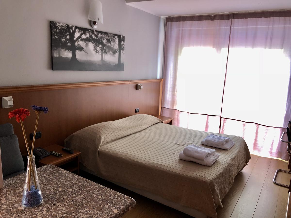 Hotel & Apartments Rinaldo Borgomanero Ngoại thất bức ảnh