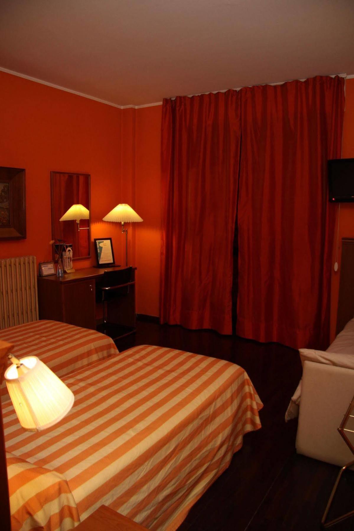 Hotel & Apartments Rinaldo Borgomanero Ngoại thất bức ảnh