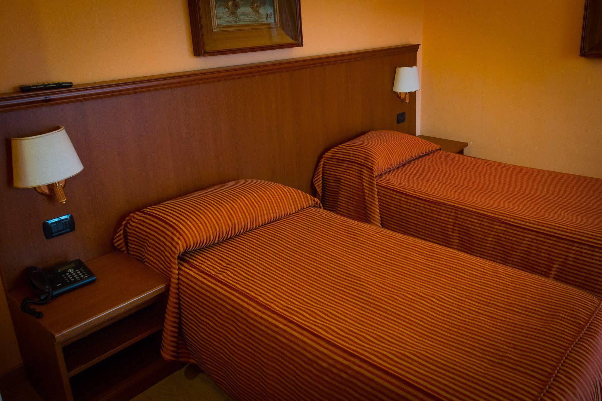 Hotel & Apartments Rinaldo Borgomanero Ngoại thất bức ảnh
